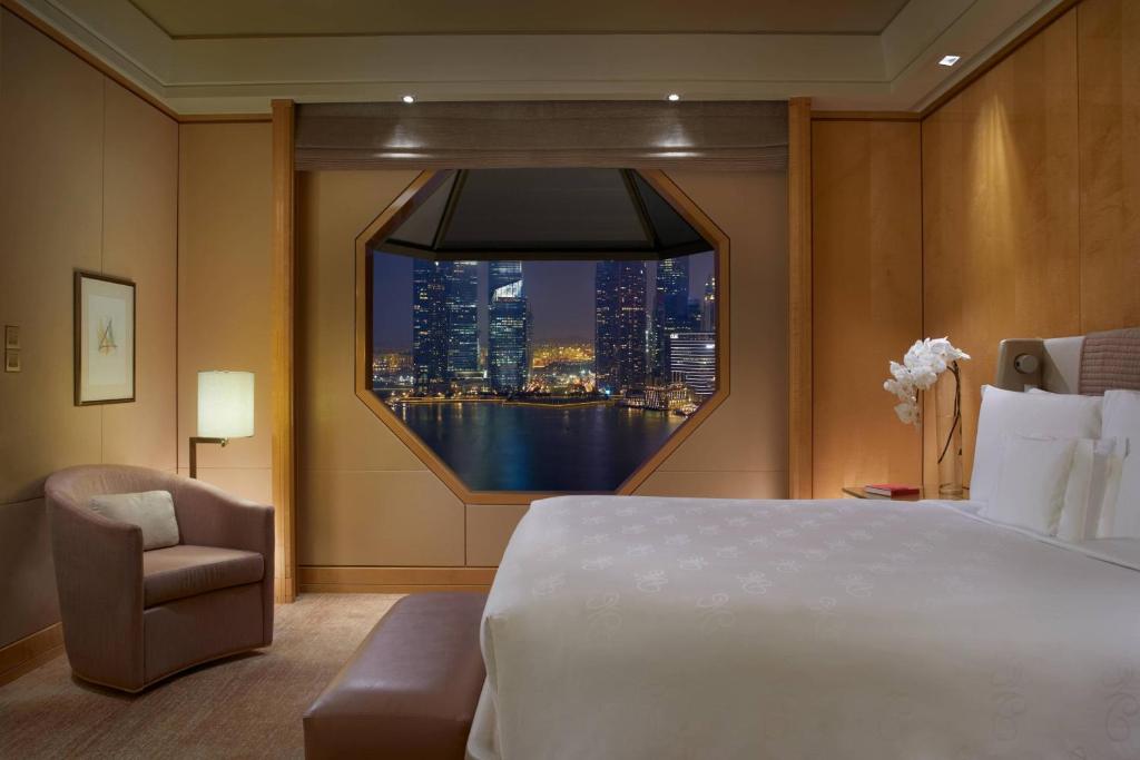 Postel nebo postele na pokoji v ubytování The Ritz-Carlton, Millenia Singapore
