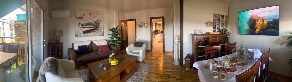 ein Wohnzimmer mit Sofa und Tisch in der Unterkunft La Pastora Corazón urbano in Gavà