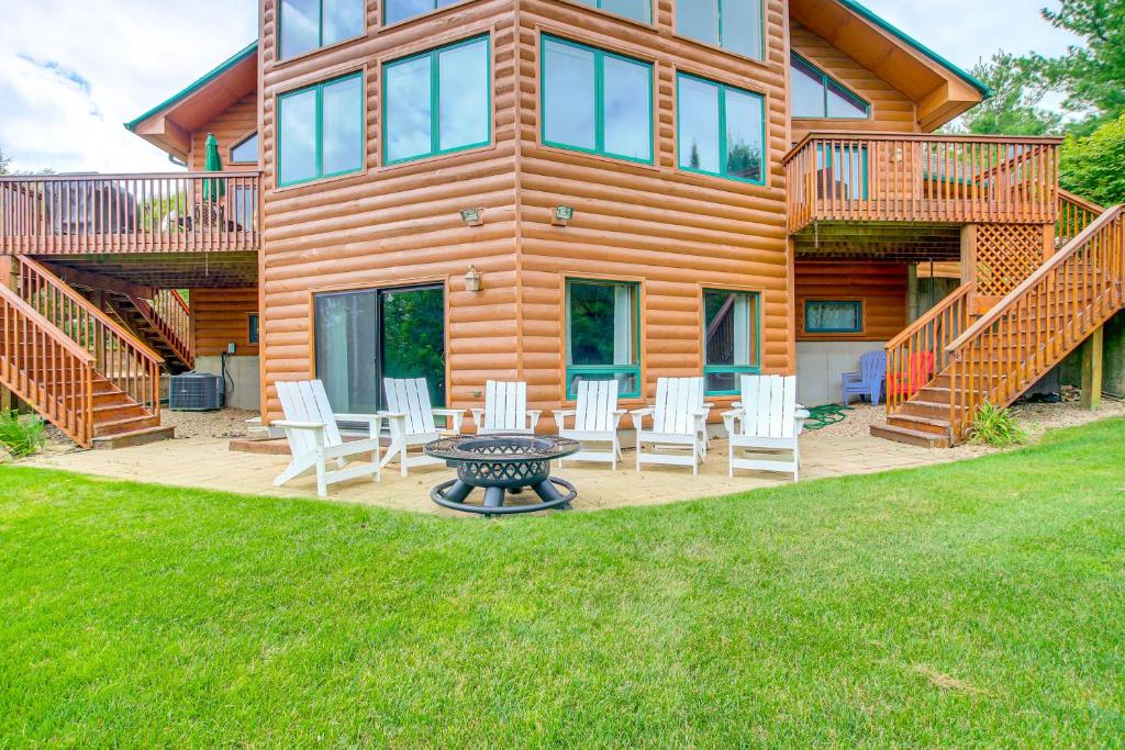Waterfront Central Wisconsin Cabin with Indoor Pool! - 度假屋