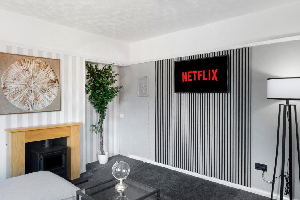 una sala de estar con un letrero de calefacción en la pared en Deleted, en Nottingham