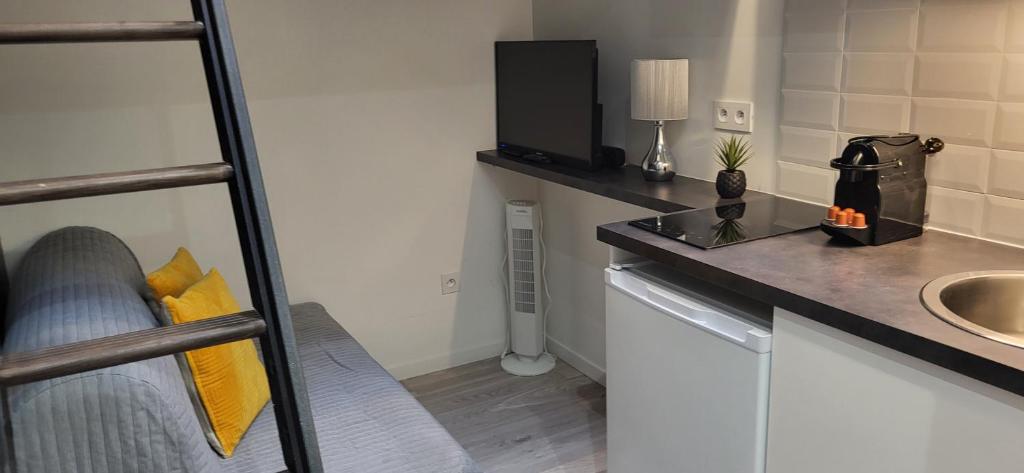 une petite pièce avec un évier et un comptoir avec un évier dans l'établissement Chambre à Paris avec ASCENSEUR !, à Paris