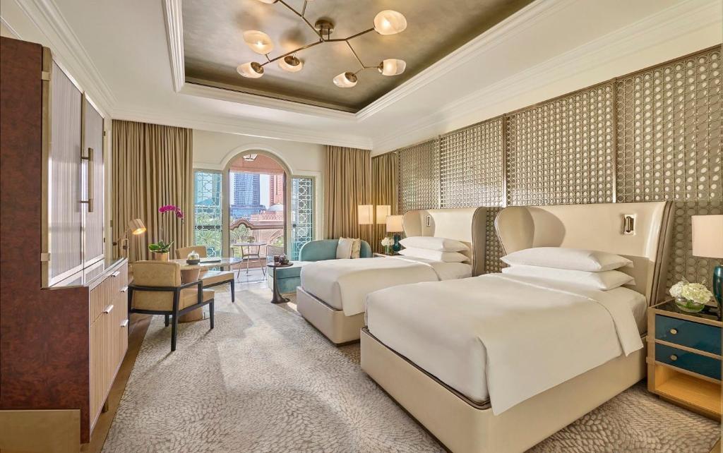 Emirates Palace Mandarin Oriental, Abu Dhabi - Deluxe City View Twin Room, Balcone
