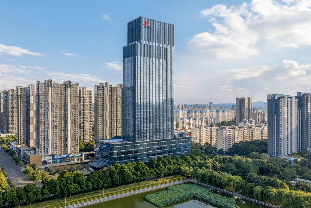 洛阳洛阳万豪酒店的城市中心的一座高楼