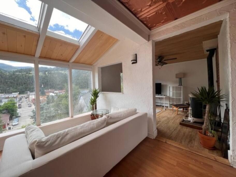 un soggiorno con un divano bianco e una grande finestra di 3 Bedroom - Awesome Views, Light, Deck a Idaho Springs