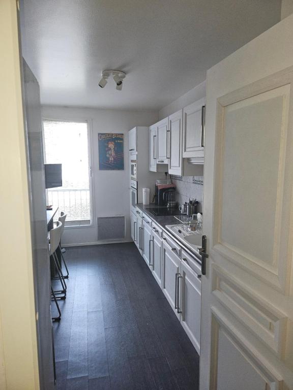 Kuchyň nebo kuchyňský kout v ubytování Nuits Dijon Chambre