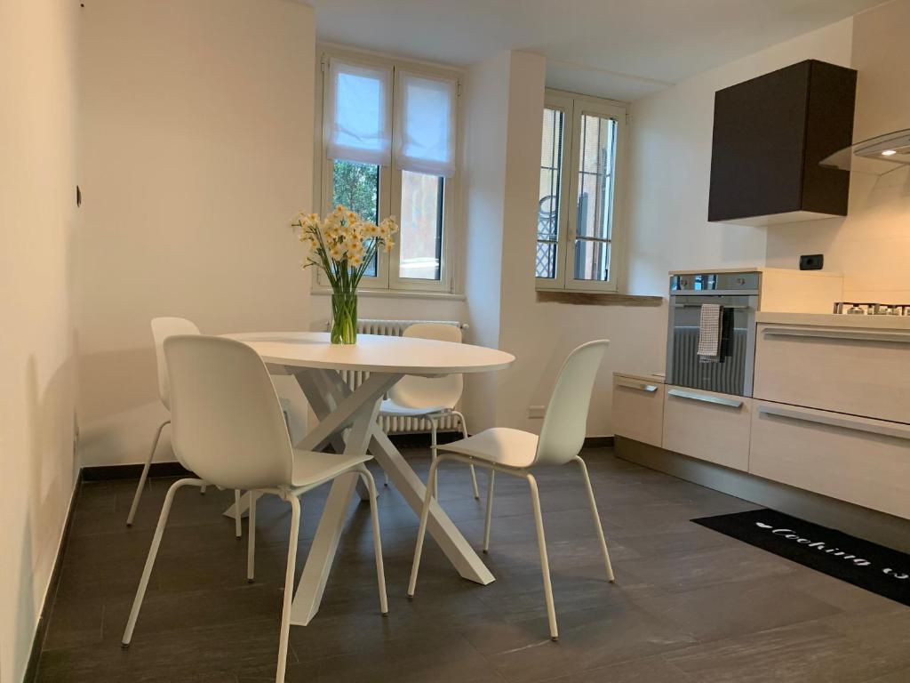 een keuken met een tafel en stoelen in een keuken bij Spazio Perlasca Apt 1 - Cernobbio Como Lake in Cernobbio
