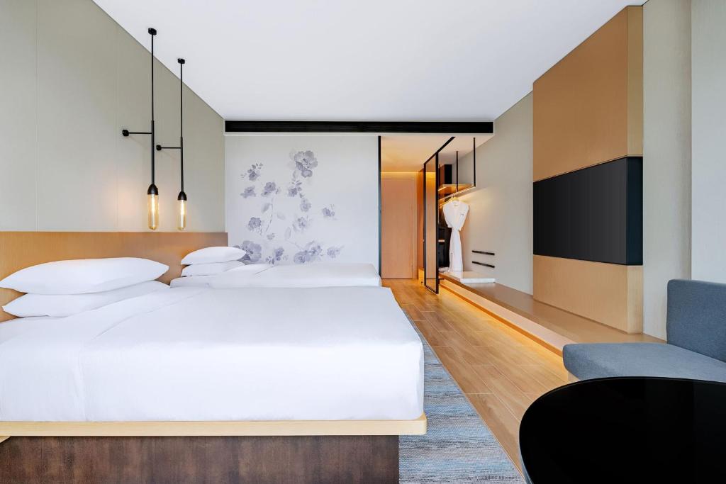 Postel nebo postele na pokoji v ubytování Fairfield by Marriott Beijing Daxing Airport