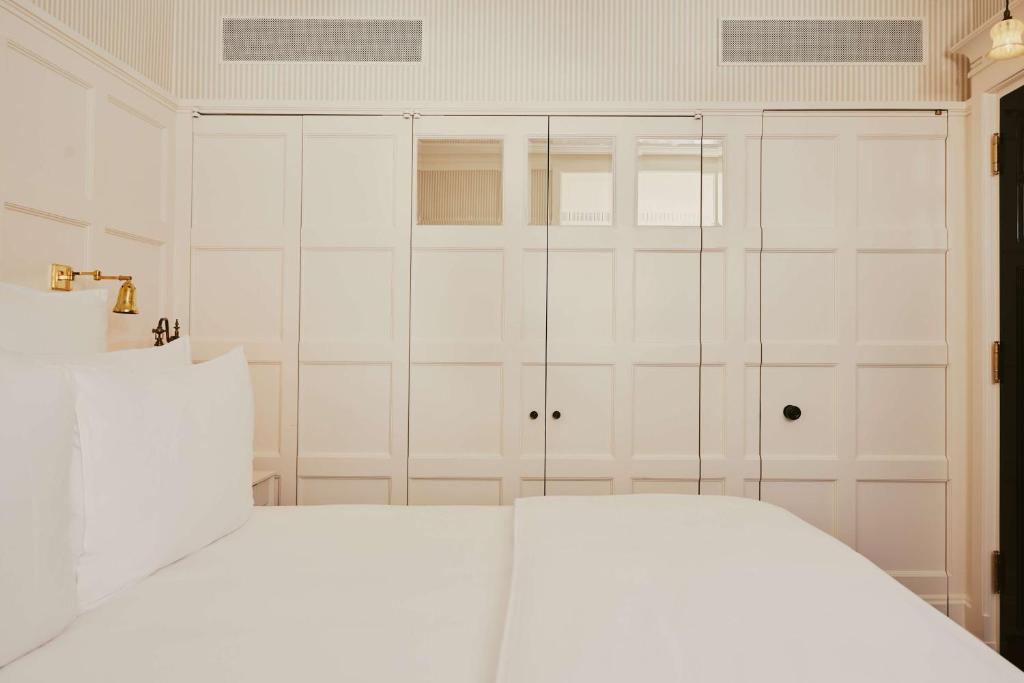 At Sloane - Resim 18