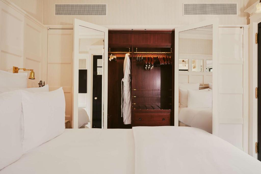 At Sloane - Resim 19