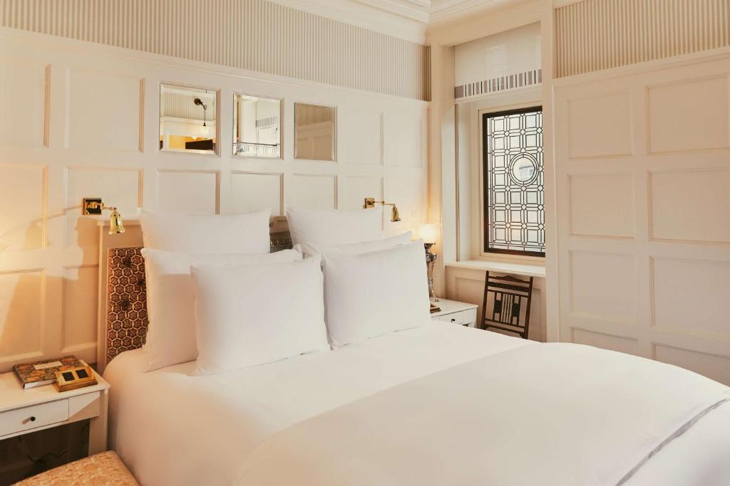 At Sloane - Resim 21