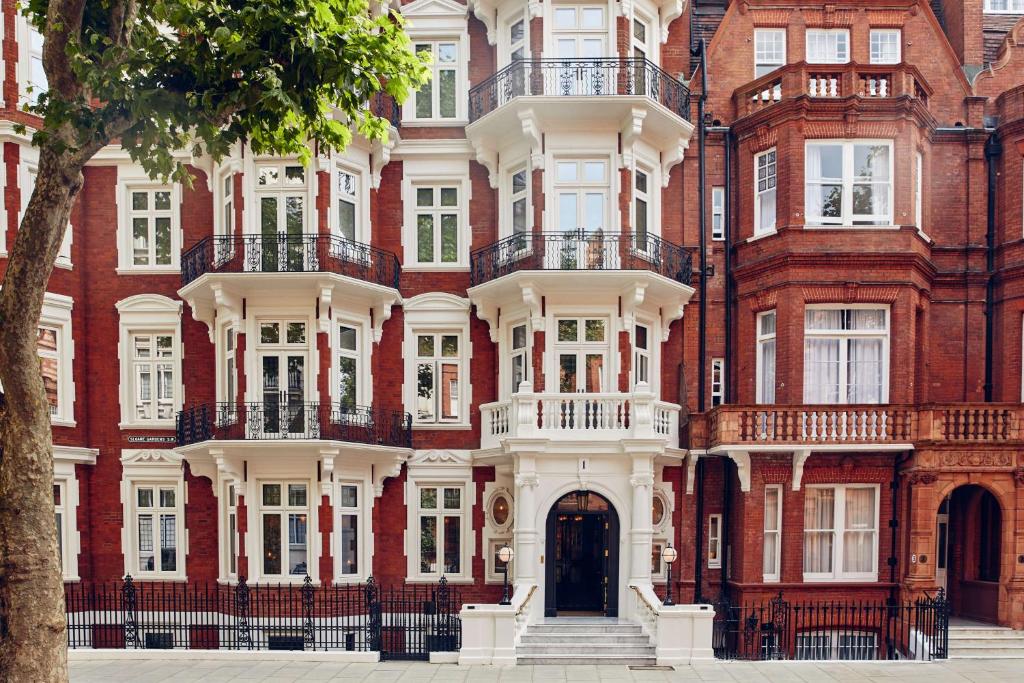 At Sloane - Resim 23