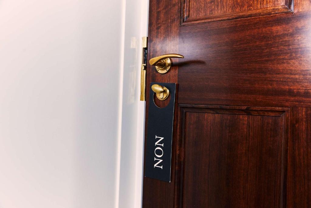 At Sloane - Resim 38