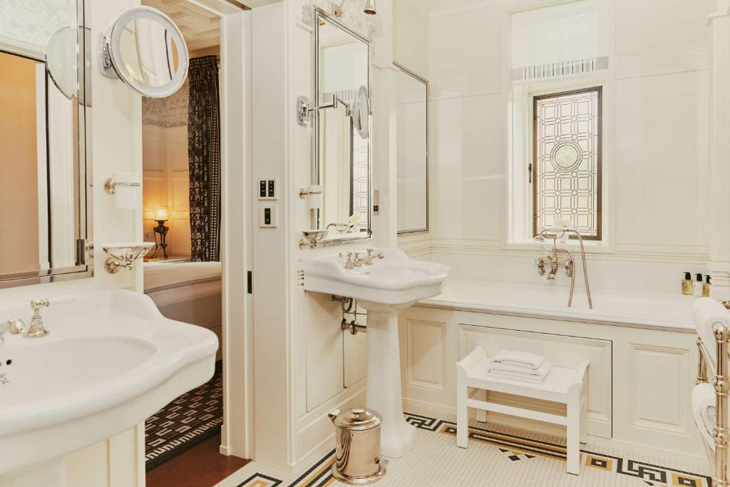 At Sloane - Resim 45