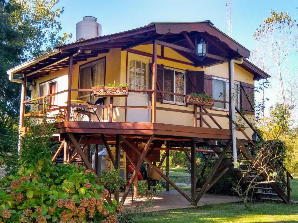 a house on a frame with a porch at Viva el Delta in Tigre