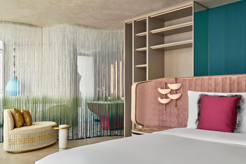 Ein Bett oder Betten in einem Zimmer der Unterkunft W Dubai - Mina Seyahi
