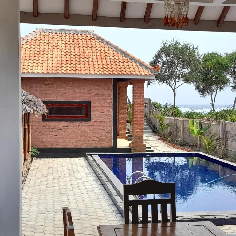 Bazén v ubytování Rumah Pantai Krui nebo v jeho okolí