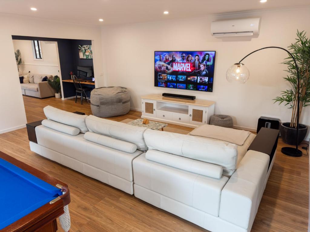 TV a/nebo společenská místnost v ubytování The Big Isle Retreat