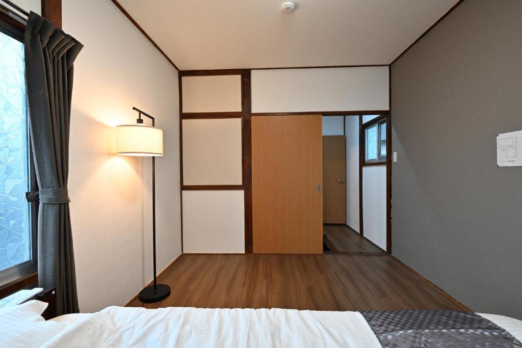 Postel nebo postele na pokoji v ubytování 天然温泉付きの一棟貸切 ペットOk 無料駐車場有 最大10名