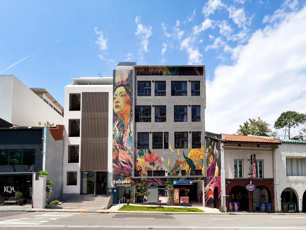 un edificio con una gran pintura en el costado en Coliwoo 268 River Valley - CoLiving, en Singapur