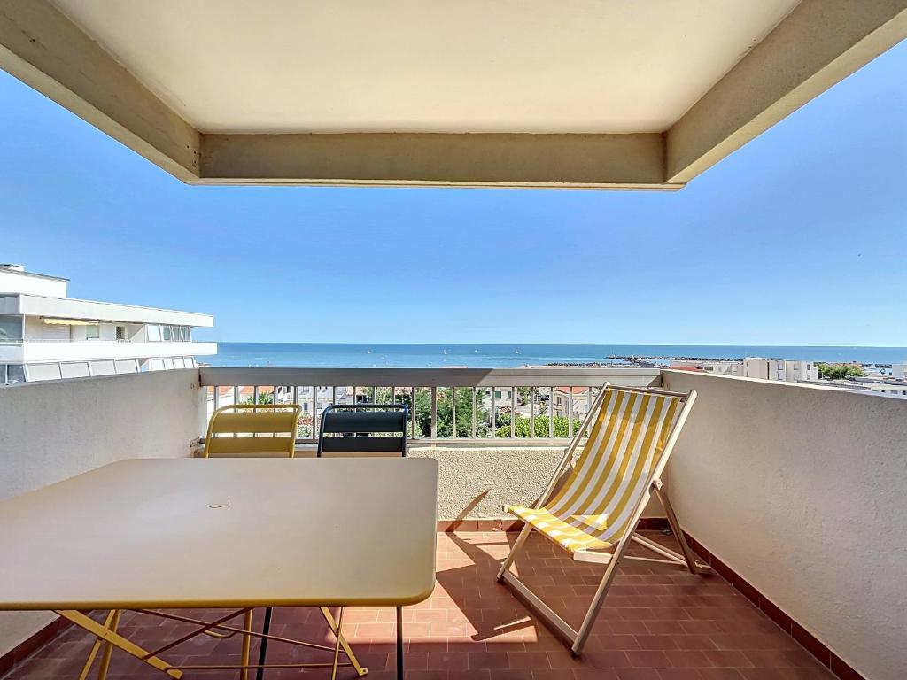 une paire de chaises assises sur un balcon donnant sur l'océan dans l'établissement T2 à Carnon - 4 couchages - Proche plage et commerces - TV, Lave-linge, Lave-vaisselle, Parking - FR-1-715-99, à Mauguio
