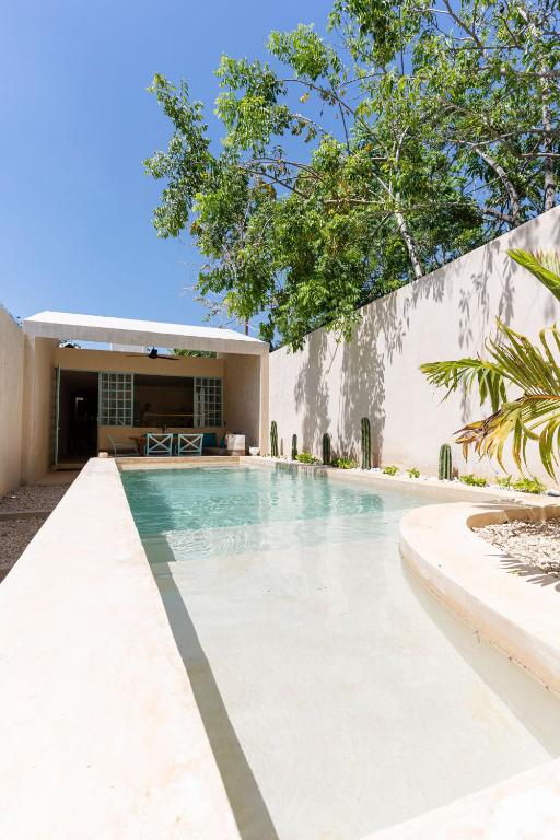 a swimming pool in the backyard of a house at Casa Elena villa privée avec piscine in Valladolid