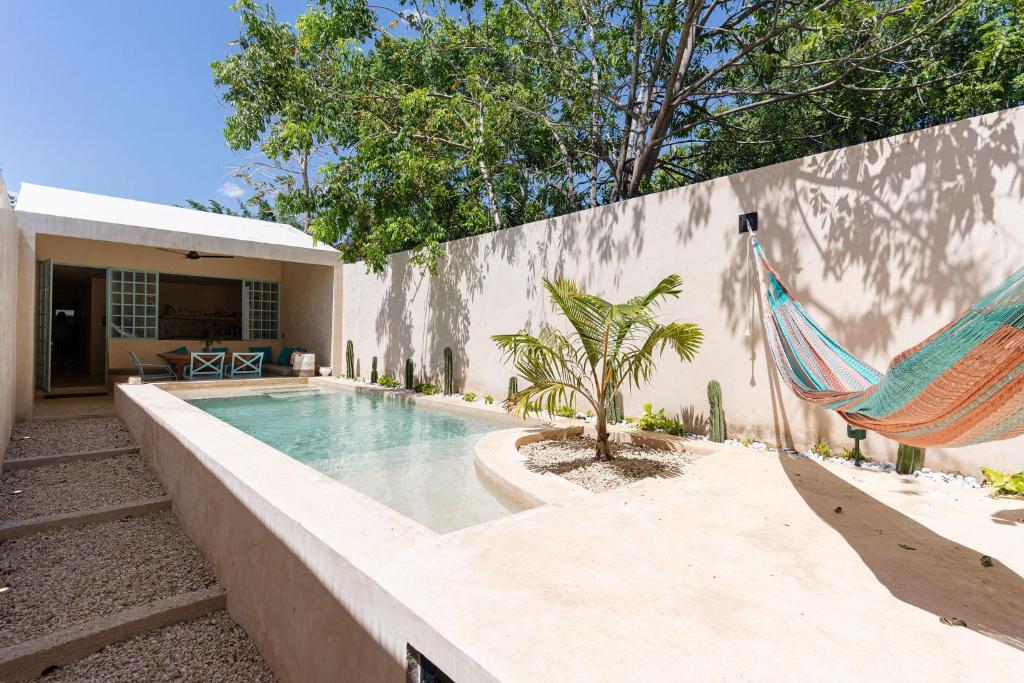 a hammock and a house with a swimming pool at Belle villa avec piscine privée! in Valladolid