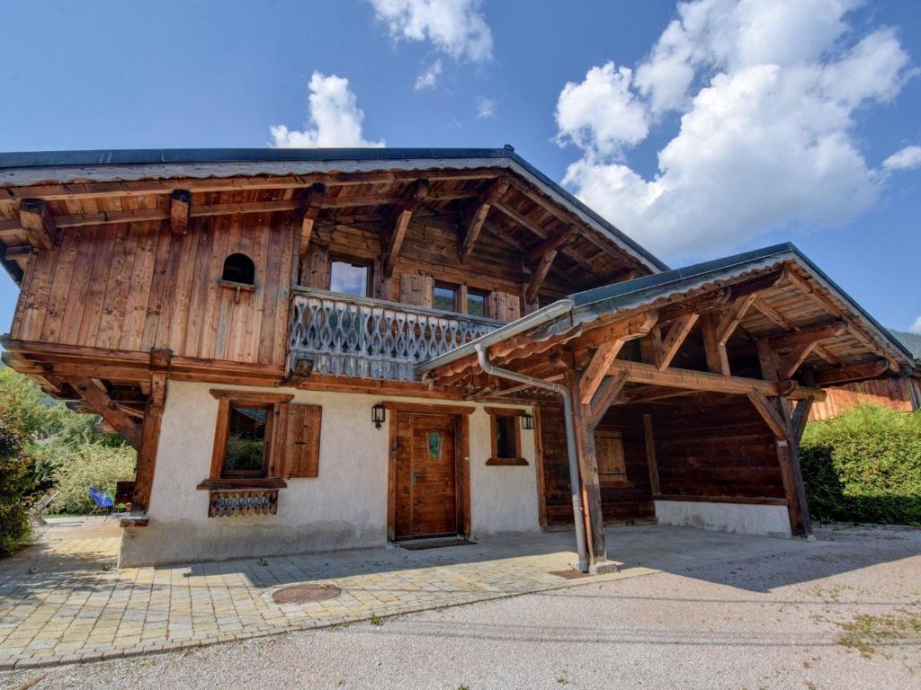 Cette grande maison en bois possède un balcon. dans l'établissement Superbe Chalet Neuf à Morzine - Cheminée, Terrasse et WiFi - FR-1-524-130, à Morzine