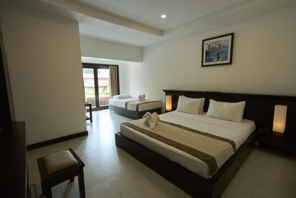 Postel nebo postele na pokoji v ubytování Rajarata Hotel Anuradhapura