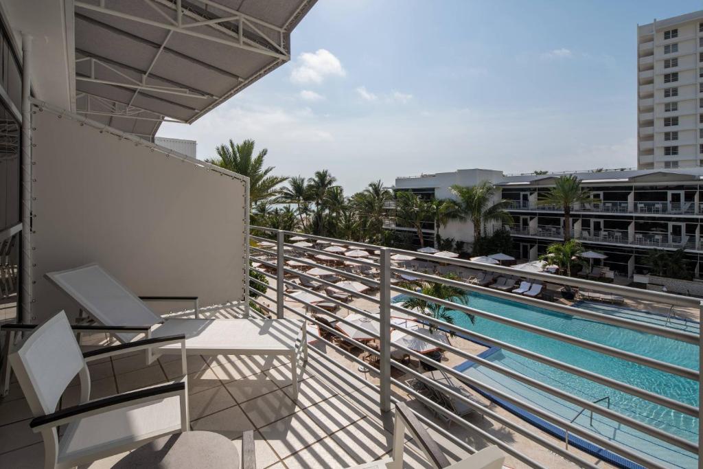 The Ritz-Carlton, South Beach - Lanai Pool View Sala Con 1 Cama King - Ducha Enrollada De Balcón - Movilidad Accesible