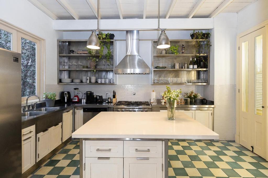 Casa Acomodo Casco Viejo 4bdr Historic Mansion的厨房或小厨房