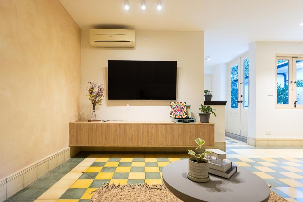 Casa Acomodo Casco Viejo 4bdr Historic Mansion的电视和/或娱乐中心