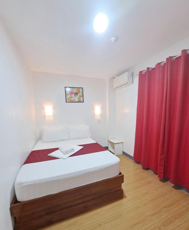 Postel nebo postele na pokoji v ubytování Virginia Suites