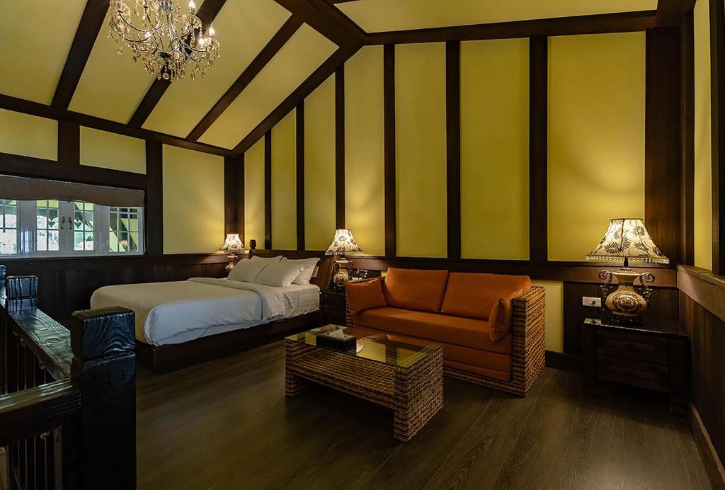 Tudor Dynasty Homestay - Deluxe Double Room With Balcony And Sea View