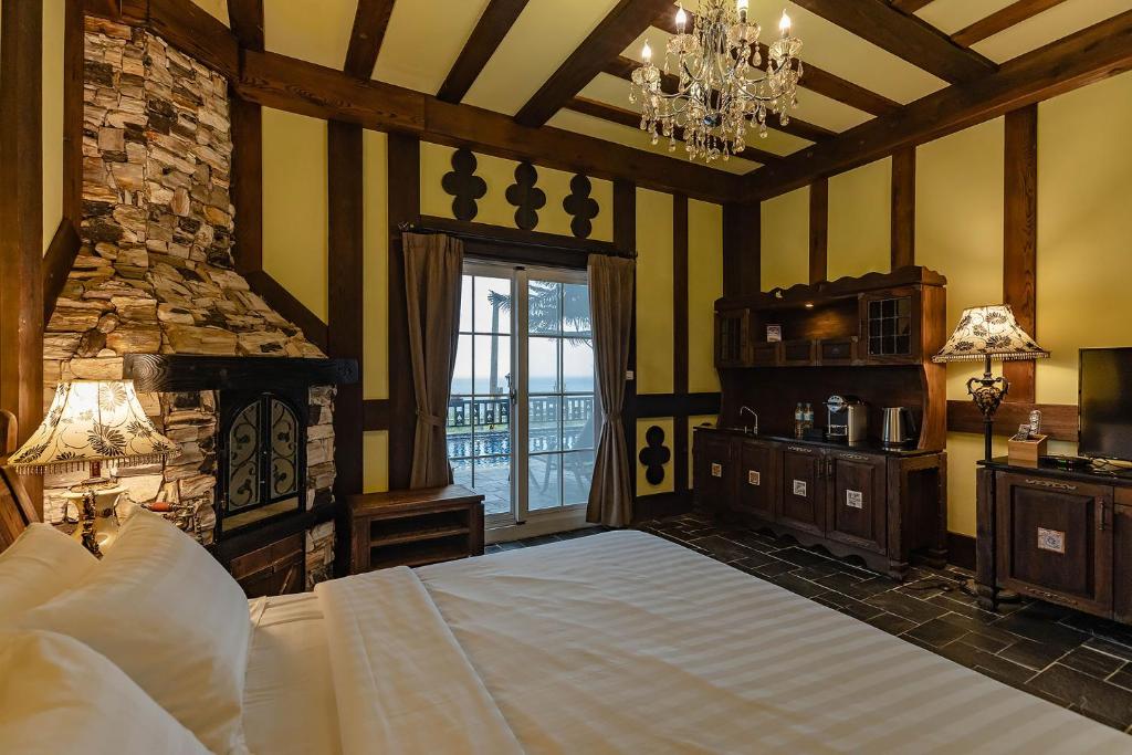 Tudor Dynasty Homestay - Double Room With Pool View
