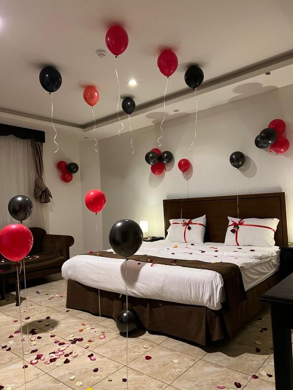 a bedroom with red and black balloons on the wall at شقق بوابة العالية للشقق الفندقية in Medina