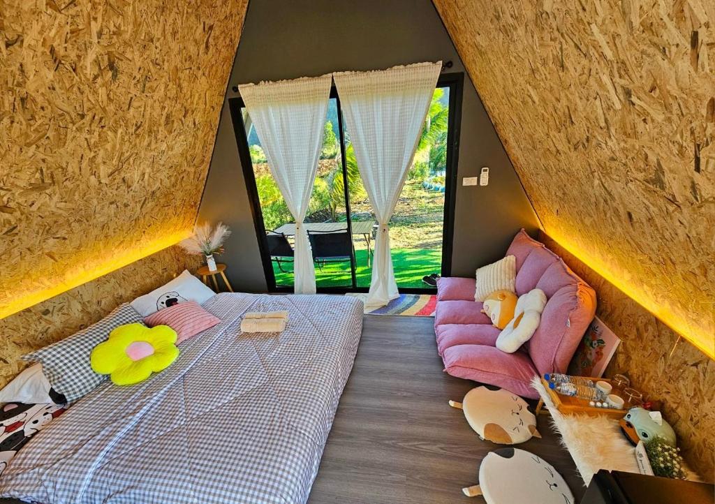 Postel nebo postele na pokoji v ubytování Cat A Camp - Khao Yai