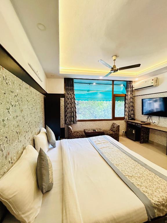 Postel nebo postele na pokoji v ubytování Hotel Satwah Home Stay Just 10 Minute Away Form Nizamuddin Railway Station