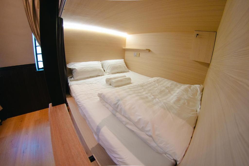 Postel nebo postele na pokoji v ubytování Concrete Jungle Cabin