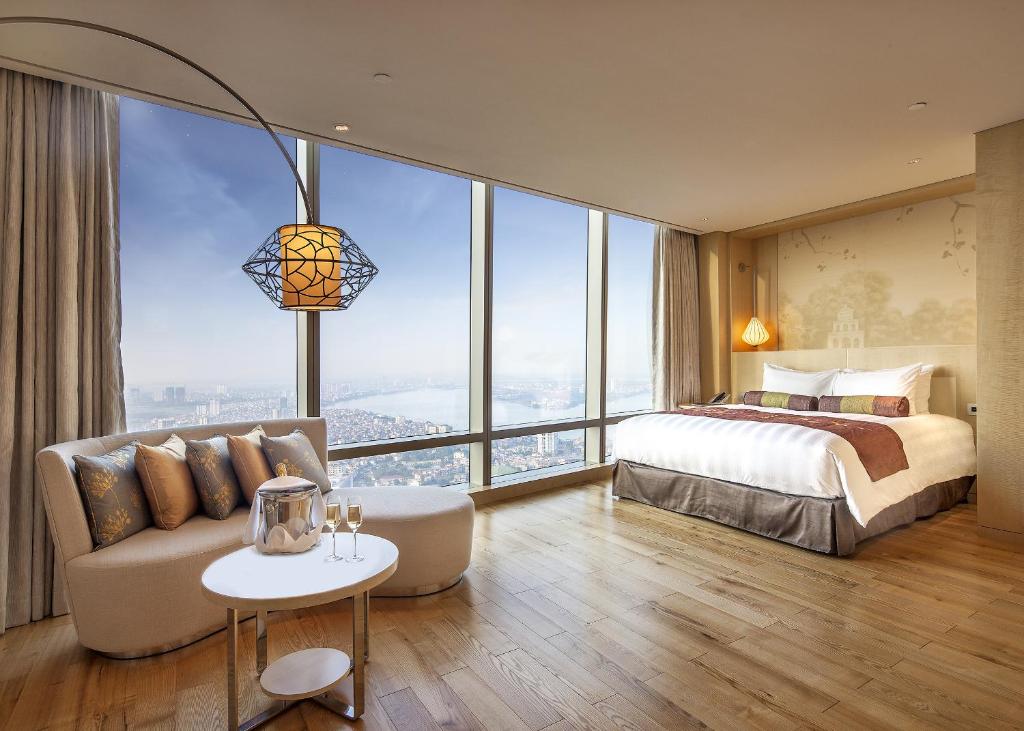 Habitación de hotel con cama y sofá en Lotte Hotel Hanoi en Hanói