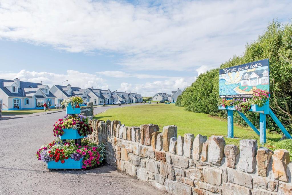 Travel Proud Portbeg Holiday Homes at Donegal Bay - Eenvoudig Twee-onder-een-kap Huis Met Vier Slaapkamers