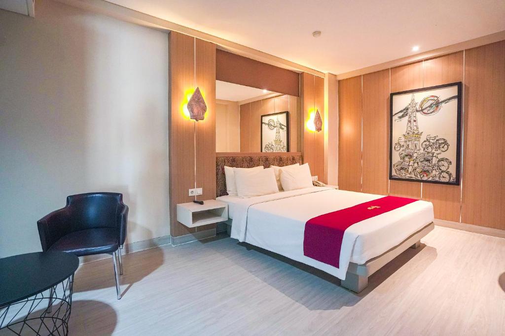 Postel nebo postele na pokoji v ubytování PYRENEES Malioboro Hotel