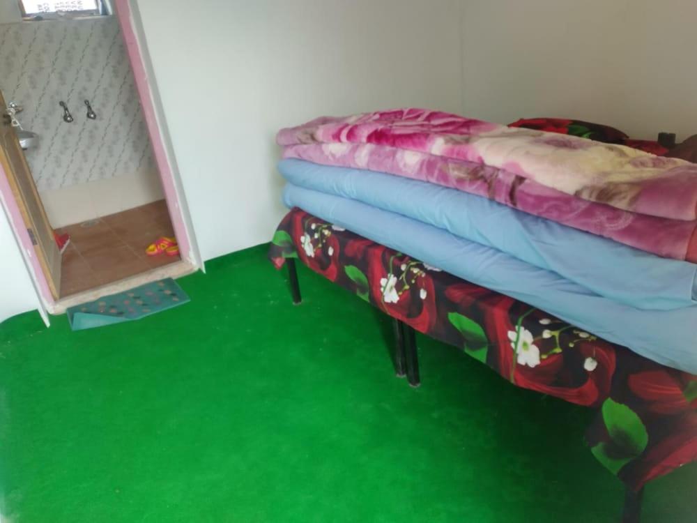 เตียงในห้องที่ Norboling Guest House Ladakh by LexStays