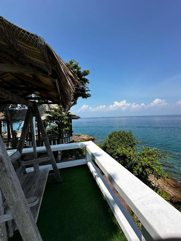 ein Balkon mit Blick auf das Meer in der Unterkunft Shari-La Perhentian Island Resort - Bluestar in Kampong Pasir Panjang