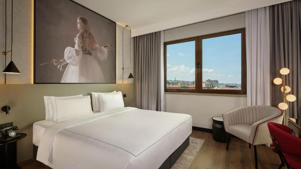 Letto o letti in una camera di Radisson RED Belgrade