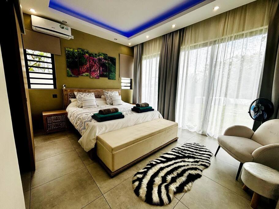 Postel nebo postele na pokoji v ubytování Sublima Villa, Luxe et élégance