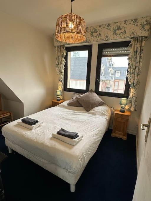 une chambre avec un lit avec deux serviettes dessus dans l'établissement קסם משפחתי, à Blonville-sur-Mer