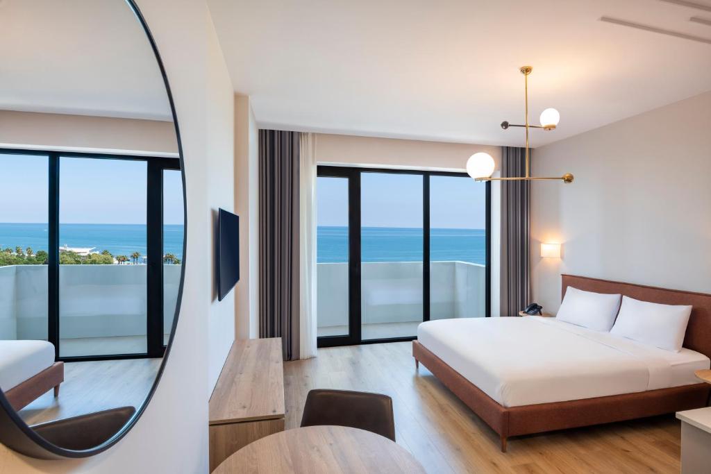 Postel nebo postele na pokoji v ubytování STEPS Batumi Hotel & Suites