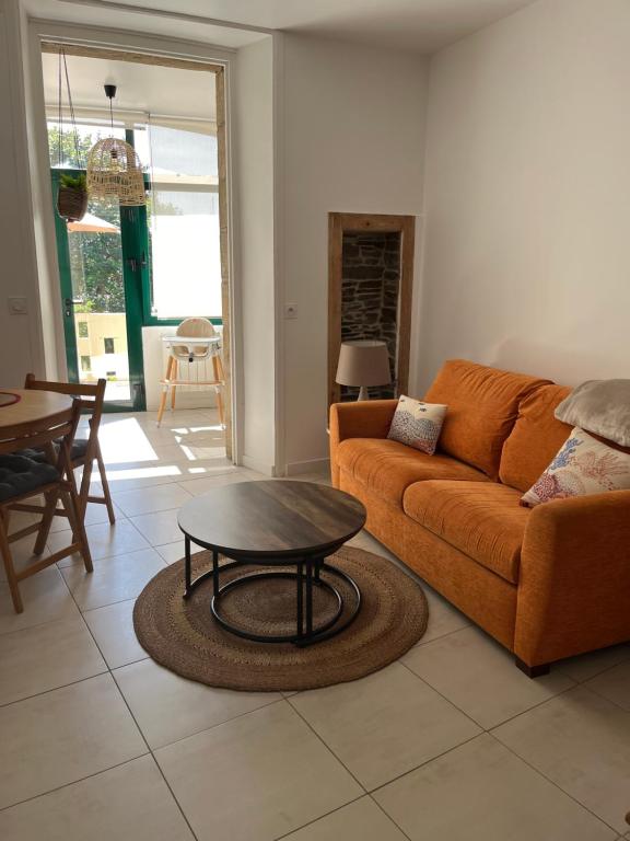 un salon avec un canapé et une table dans l'établissement Maison centre-ville avec extérieurs, à Lannion
