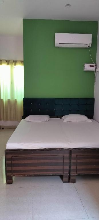 Postel nebo postele na pokoji v ubytování Banaras Paying Guest House Assi Ghat