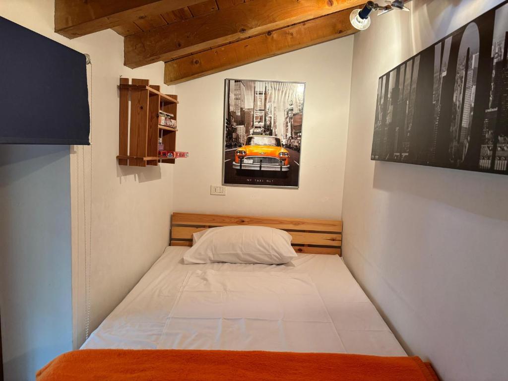 Postel nebo postele na pokoji v ubytování Attico Florian Vesio by Gardadomusmea